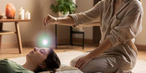 side-view-therapist-helping-woman-heal_23-2149711533 side-view-therapist-helping-woman-heal_23-2149711533